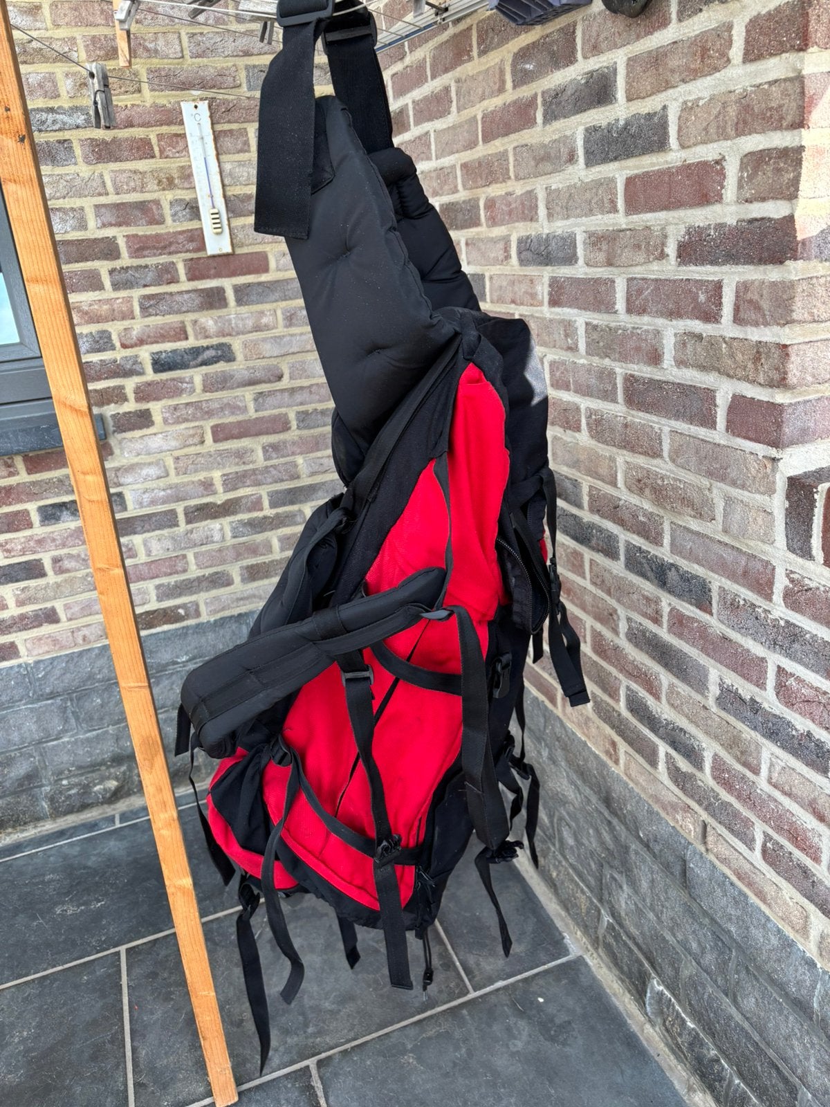 Sac à dos de randonnée rouge et noir 70 l, Sports & Fitness, Alpinisme & Randonnée, Enlèvement, Comme neuf, Sac à dos