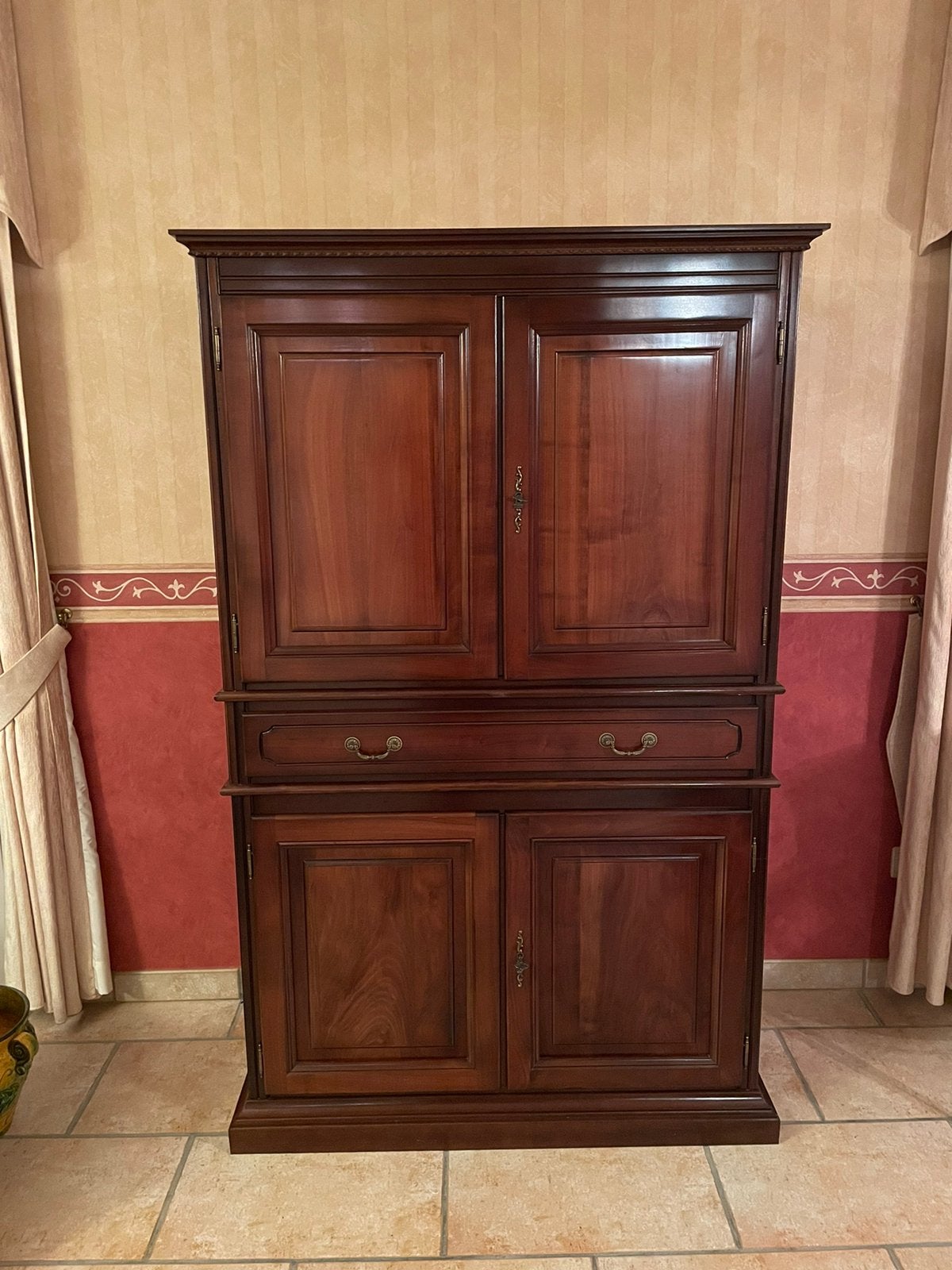 Klassieke kast in kerselaar, Enlèvement