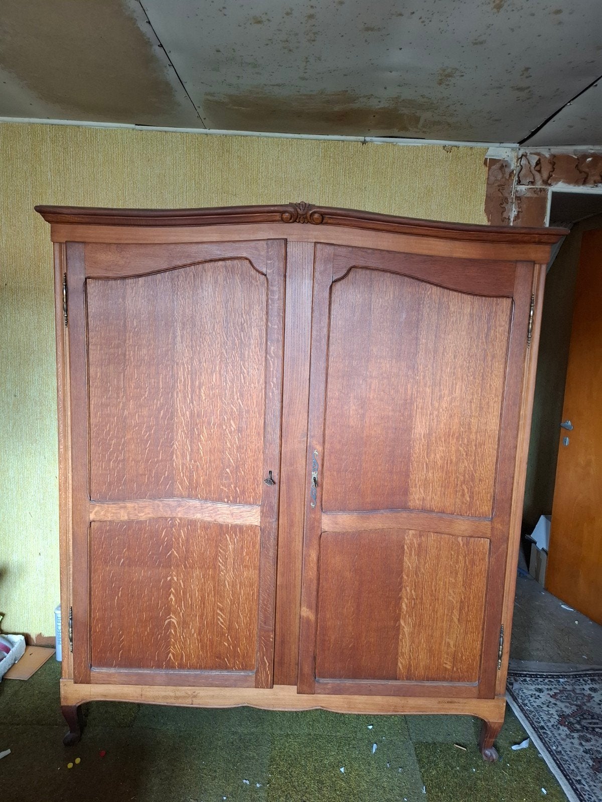 Grande armoire en chêne, Enlèvement