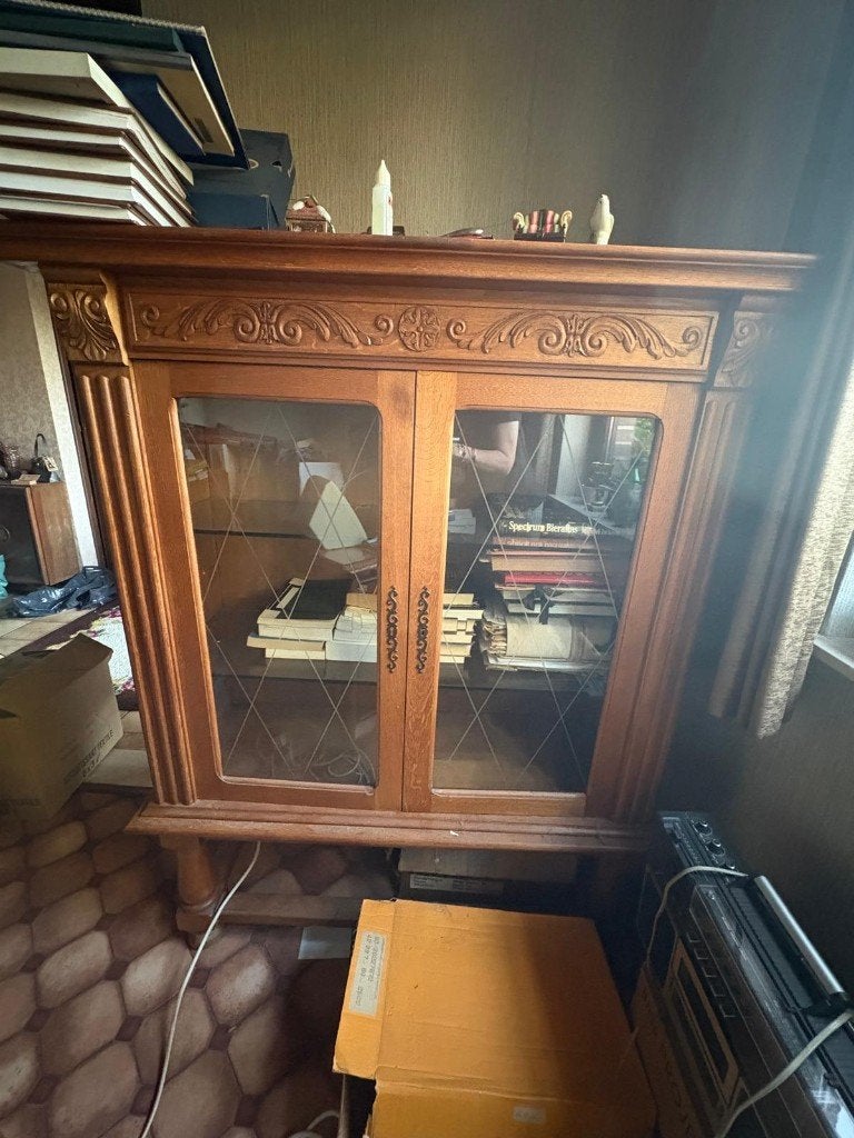 Vitrine en bois massif, Avec tablette(s), Comme neuf, 100 à 150 cm, Enlèvement