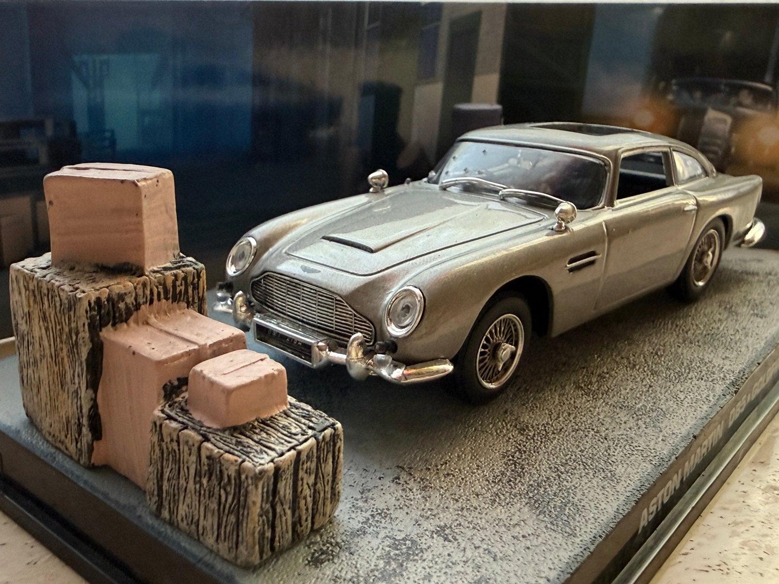 Aston Martin DB5, Hobby & Loisirs créatifs, Voitures miniatures | 1:43, Comme neuf, Voiture, Universal Hobbies, Enlèvement ou Envoi