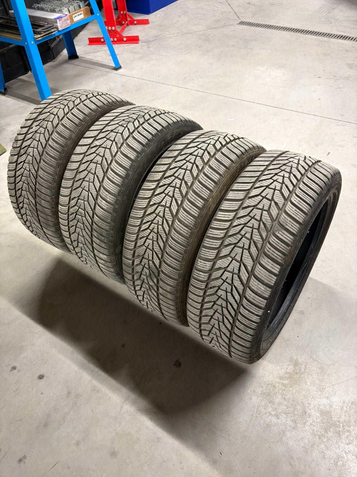 Pneus hiver hankook montage mix 225 et 255 en 18 pouces, Ophalen, Zo goed als nieuw