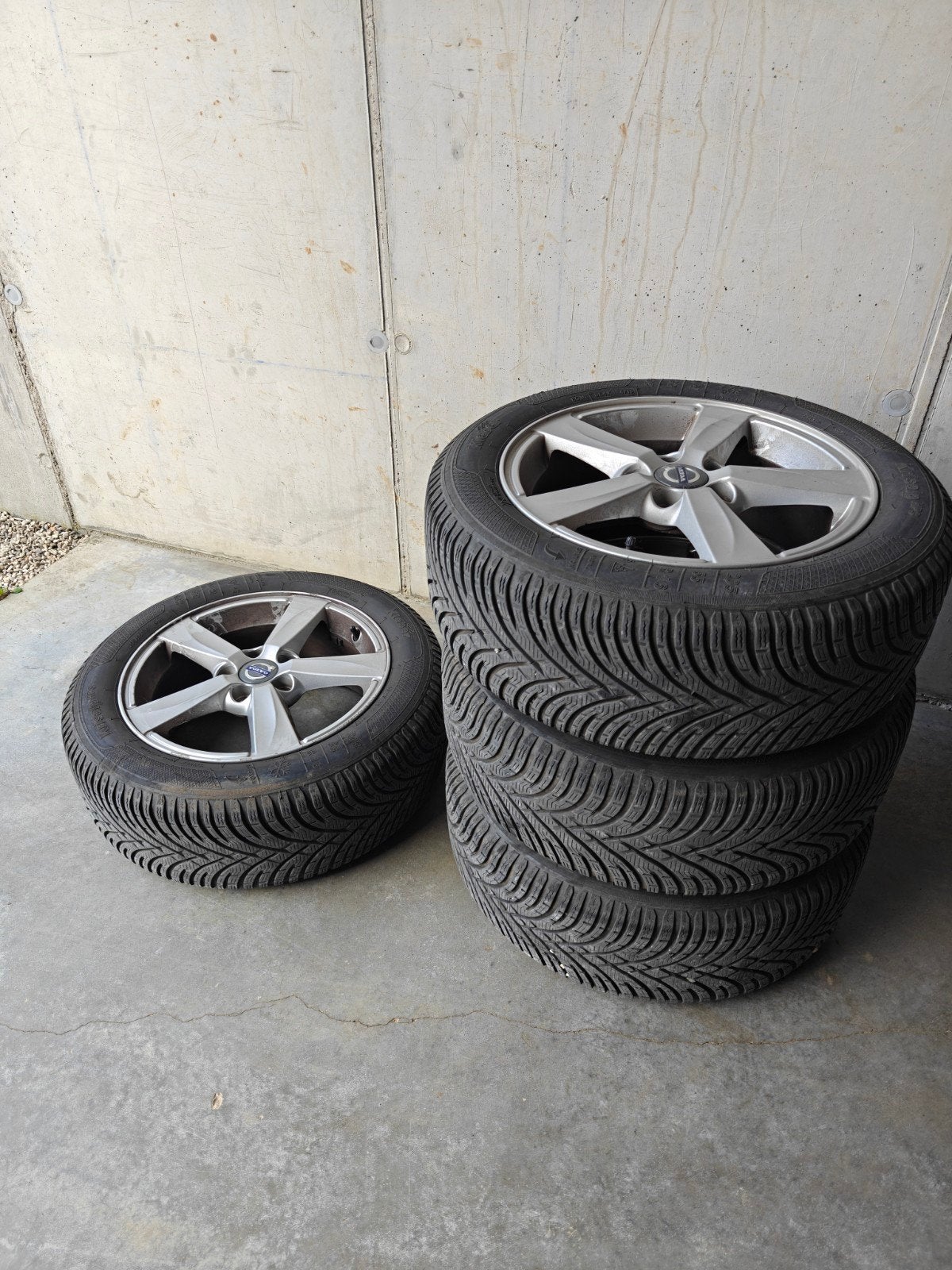 pneus hiver sur jantes - volvo, Autos : Pièces & Accessoires, Pneus & Jantes, Pneus et Jantes, Pneus hiver, 16 pouces, Véhicule de tourisme