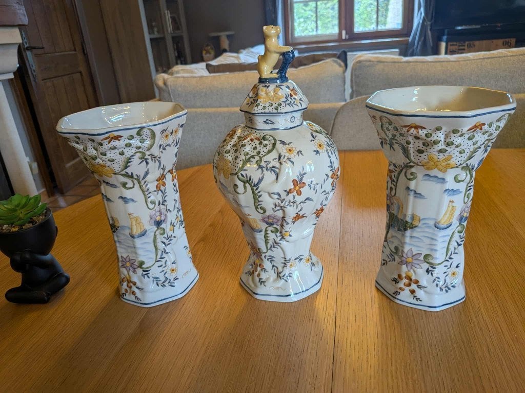 Trio d anciens vases en faïence polychrome., Antiquités & Art, Enlèvement