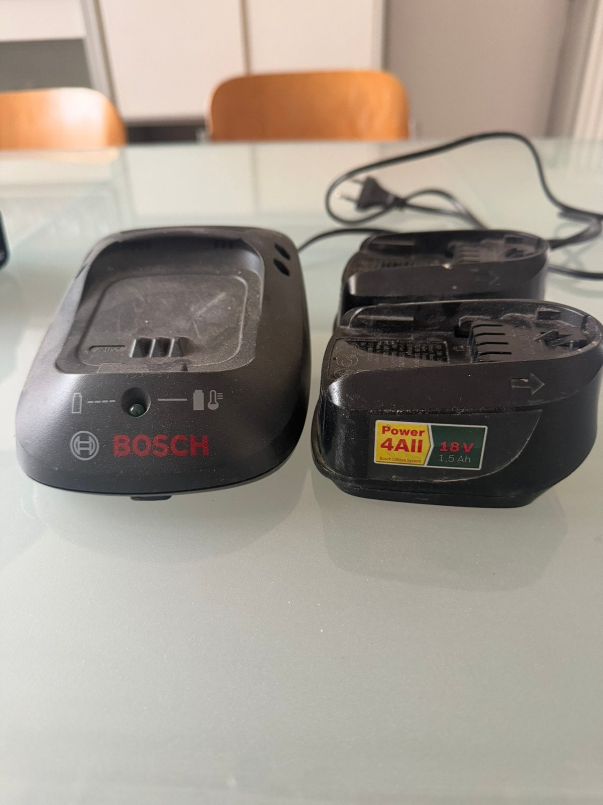Bosch 2 accu’s 18v, 1.5 Ah en oplader, Bricolage & Construction, Outillage | Foreuses, Enlèvement, Utilisé, Perceuse