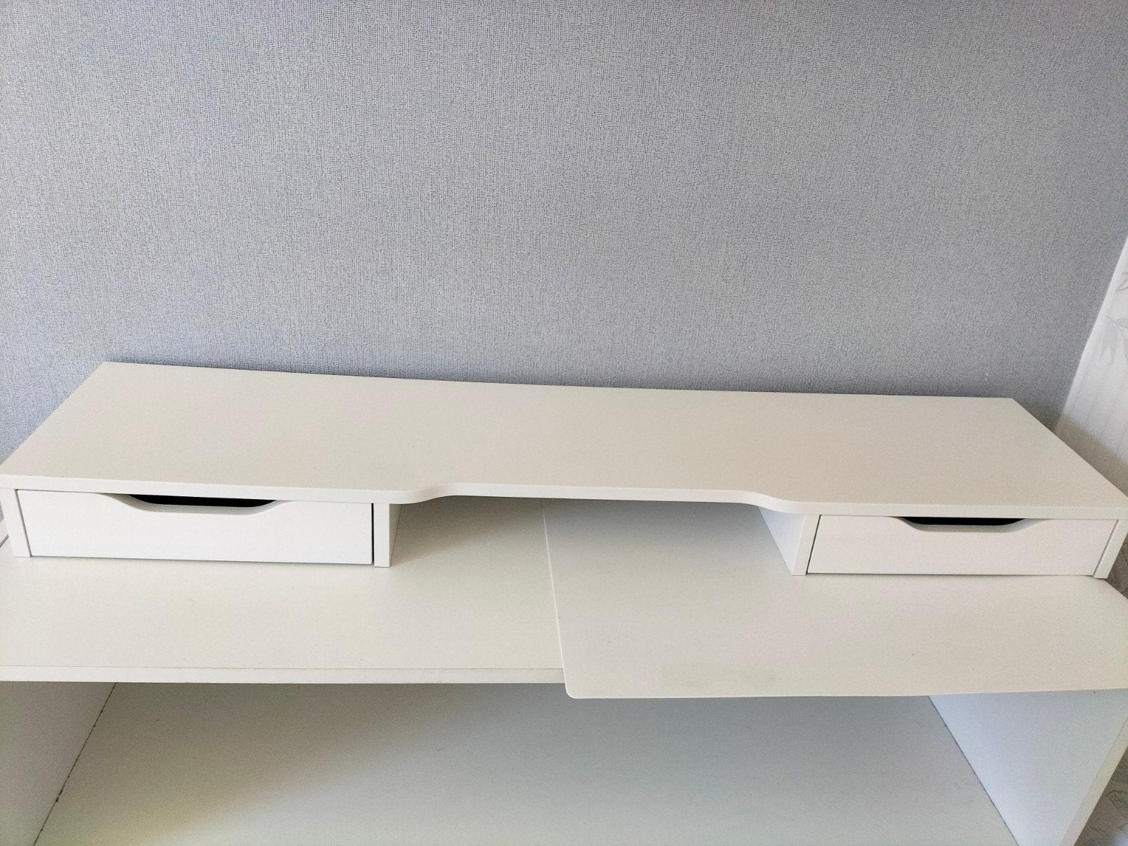 Support d'écran blanc avec 2 tiroirs, Maison & Meubles, Bureaux, Enlèvement, Blanc