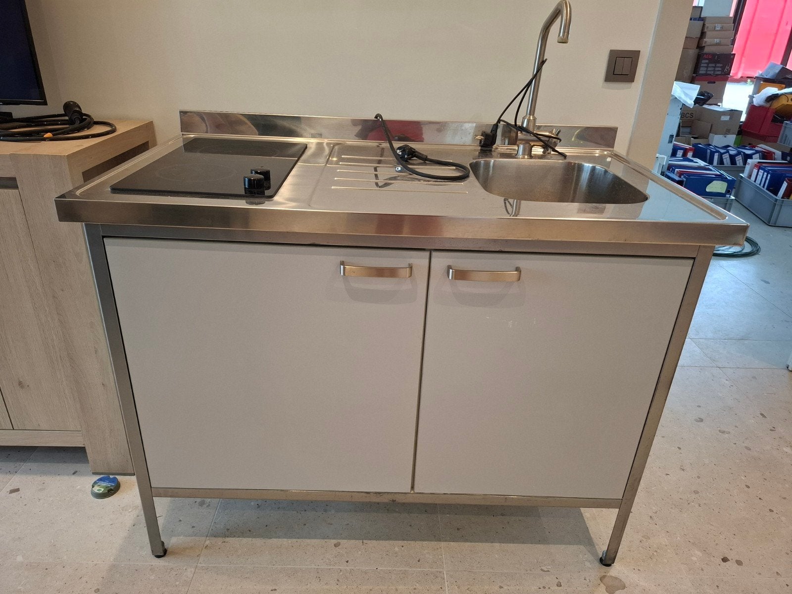Kitchenette met werkend vuur en koelkast, Ophalen