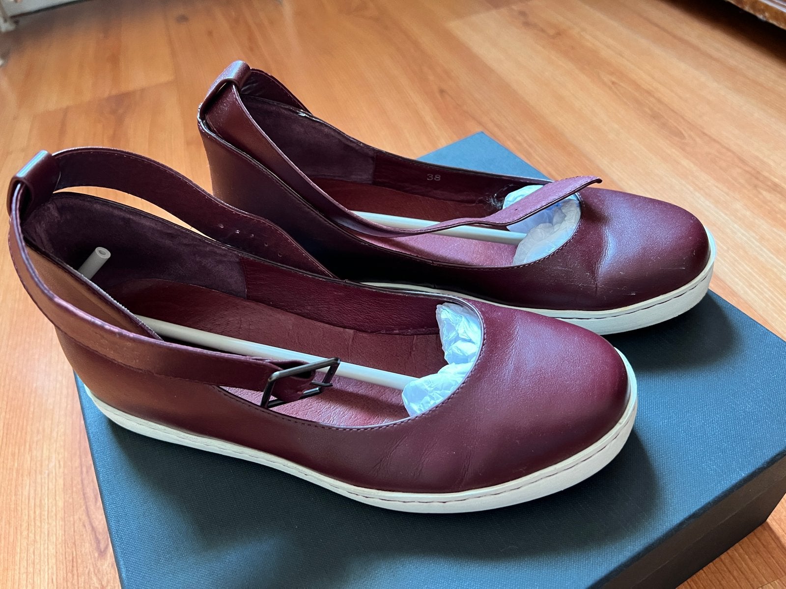 Chaussures en cuir véritable Sarah Pacini rouge foncé, Vêtements | Hommes, Chaussures, Comme neuf, Espadrilles et Mocassins, Enlèvement