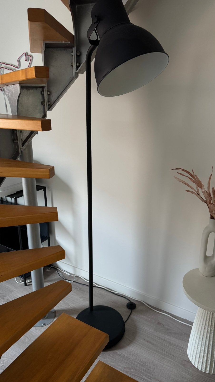 Zwarte staande lamp ikea, Huis en Inrichting, Ophalen, Zo goed als nieuw