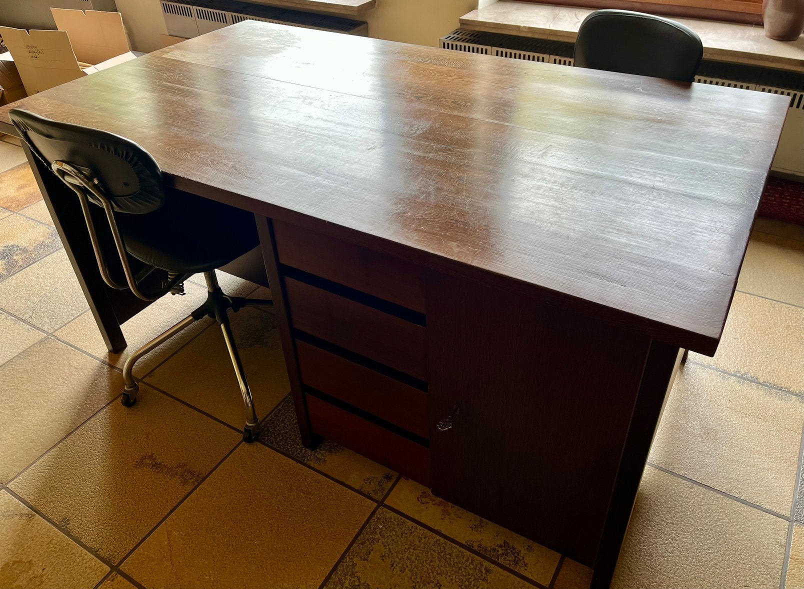 Robuuste Vintage bureau van de jaren 70, Huis en Inrichting, Ophalen, 160 cm, Gebruikt, Hout