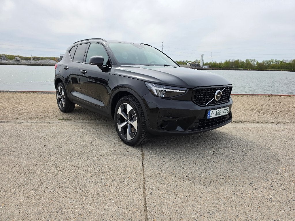 Volvo XC40 B3 Dark Plus Limited Edition 1400km, Dealer onderhouden, 4 cilinders, Zwart, Bedrijf