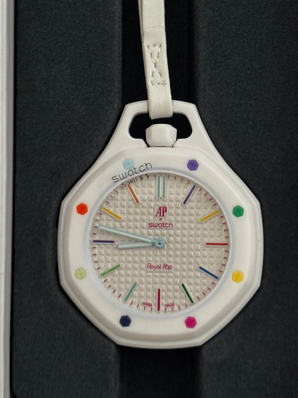 Swatch x AP Royal Pop - White White, Bijoux, Sacs & Beauté, Neuf, Enlèvement ou Envoi, Swatch, Autres matériaux