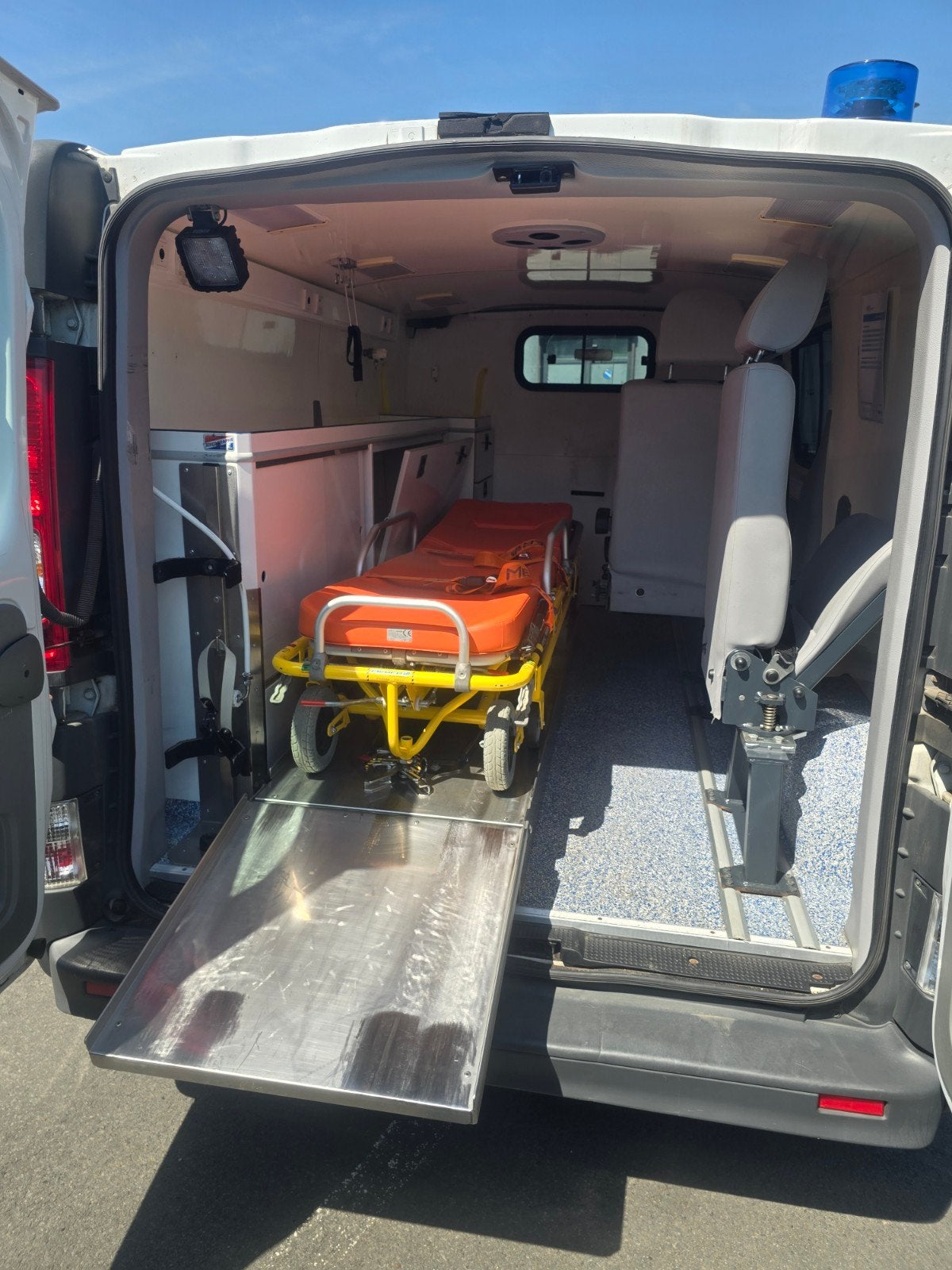 Ambulance Renault trafic 2.0dci fuulll équipe, Euro 5, Entreprise, Diesel, 4 cylindres