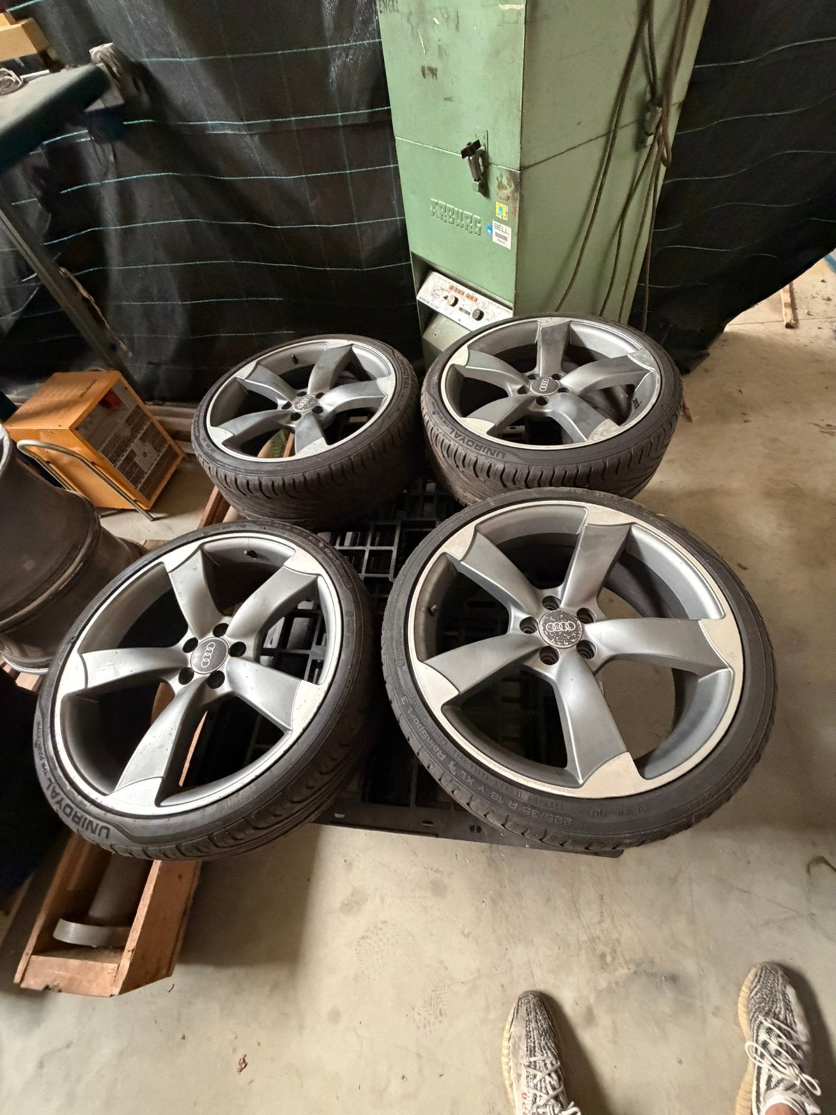 Audi A1 wielen, Ophalen, Band(en)