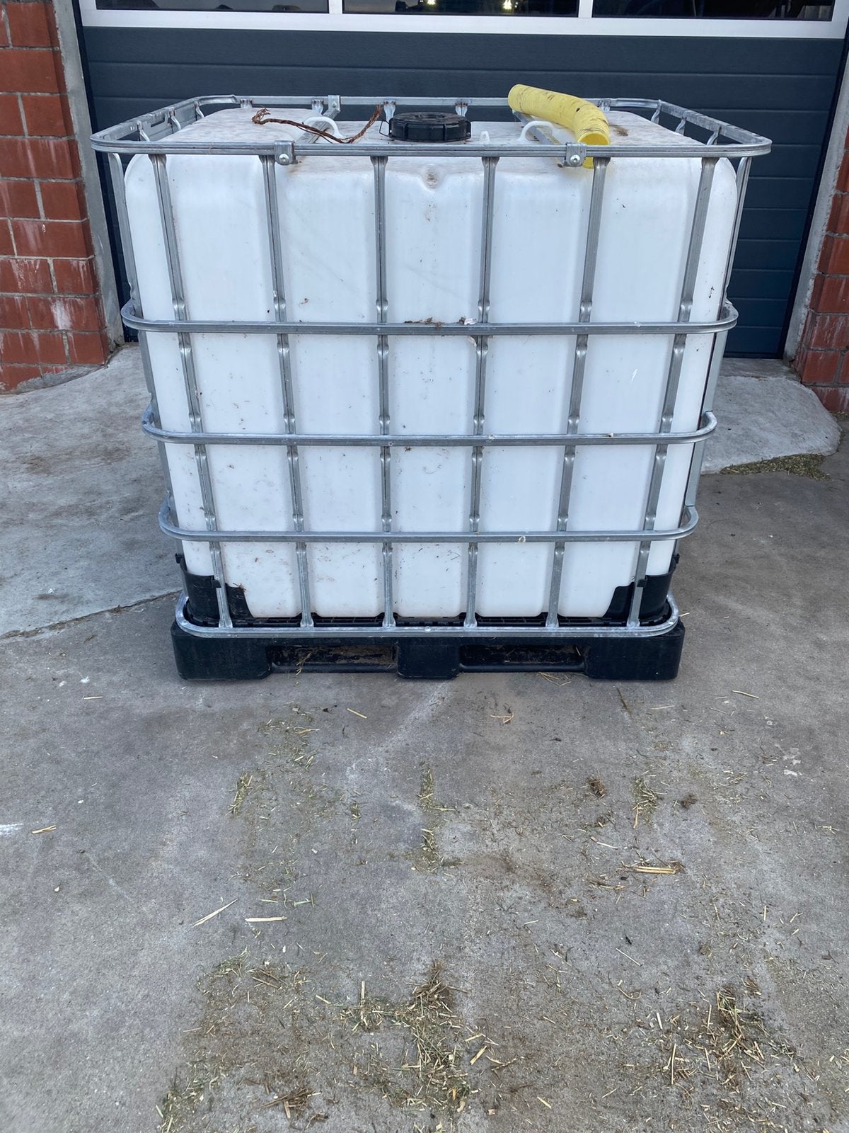 Gratis, 1000 liter vaten met kunststof onderstel, Ophalen, Zo goed als nieuw, Kunststof