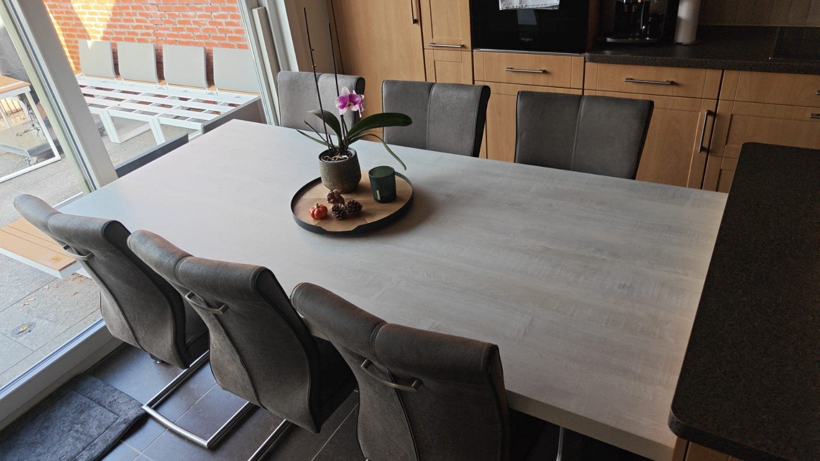 Tafel met metalen poten, Ophalen
