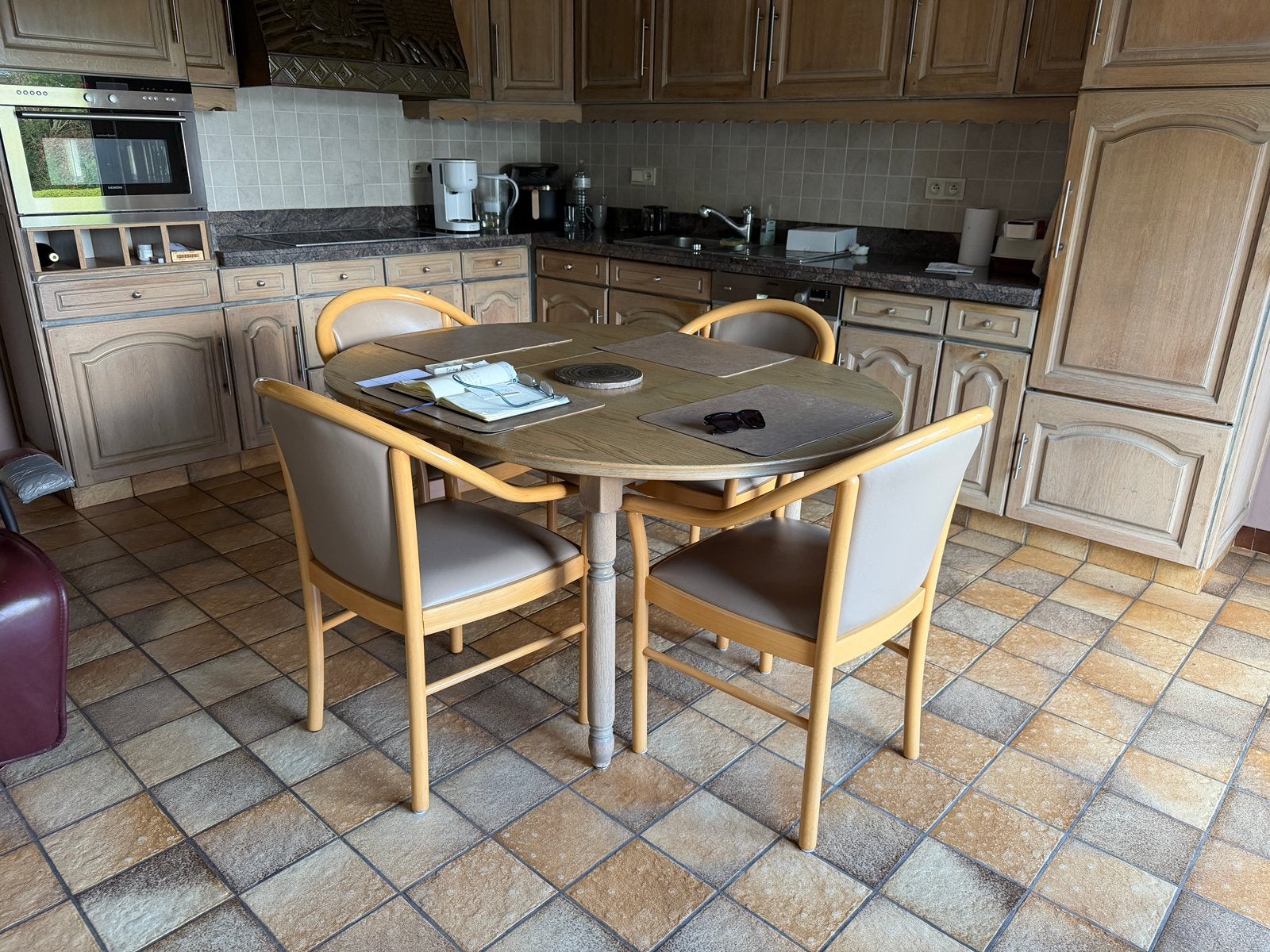 Massieve eieken tafel en vier stoelen, Ophalen, Gebruikt