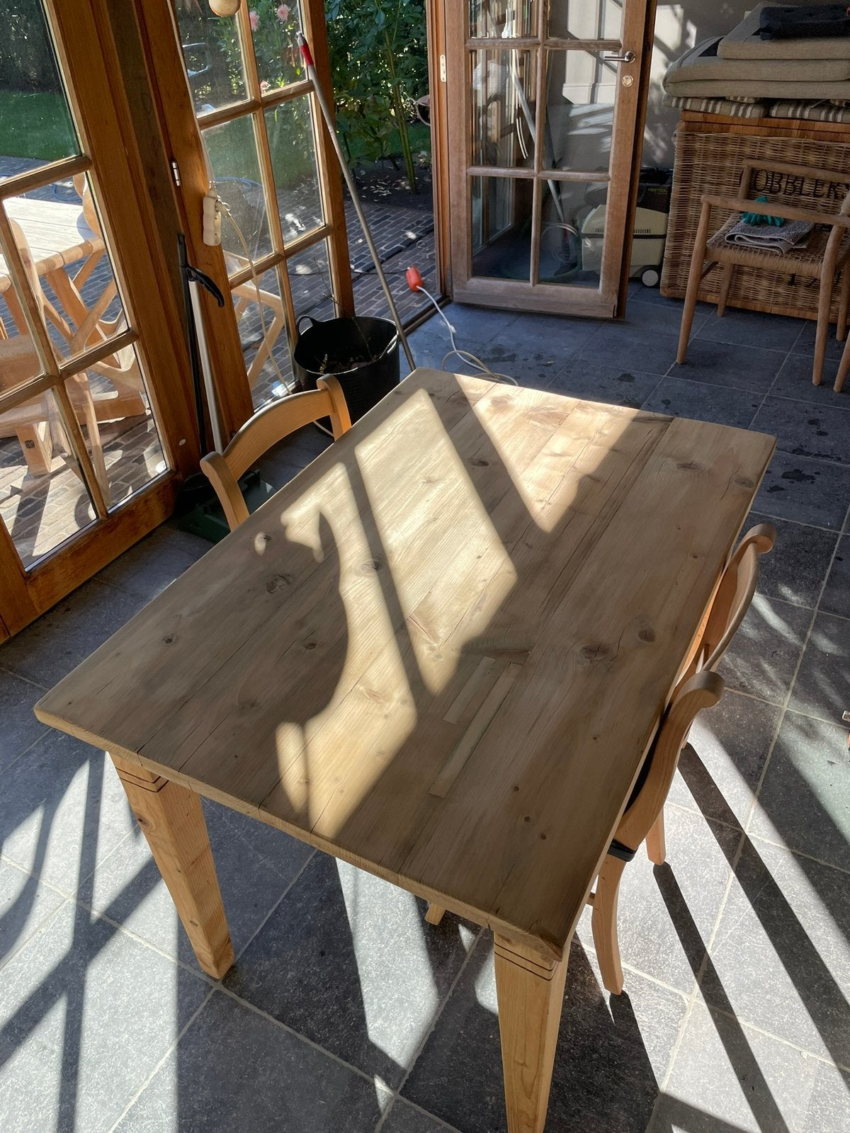Houten tafel met 2 stoelen, Huis en Inrichting, Ophalen, 100 tot 150 cm, 50 tot 100 cm, Vier personen