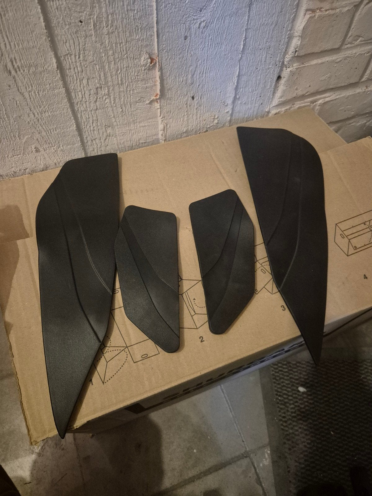 Habillages repose pied Xmax 125 (euro 5) neuf, Enlèvement