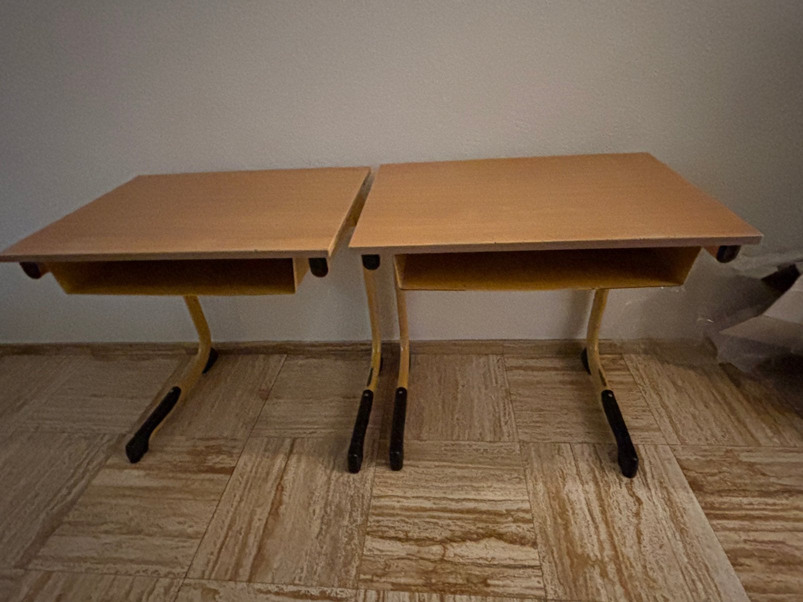 Gratis Bureau 2 x, Ophalen, Gebruikt