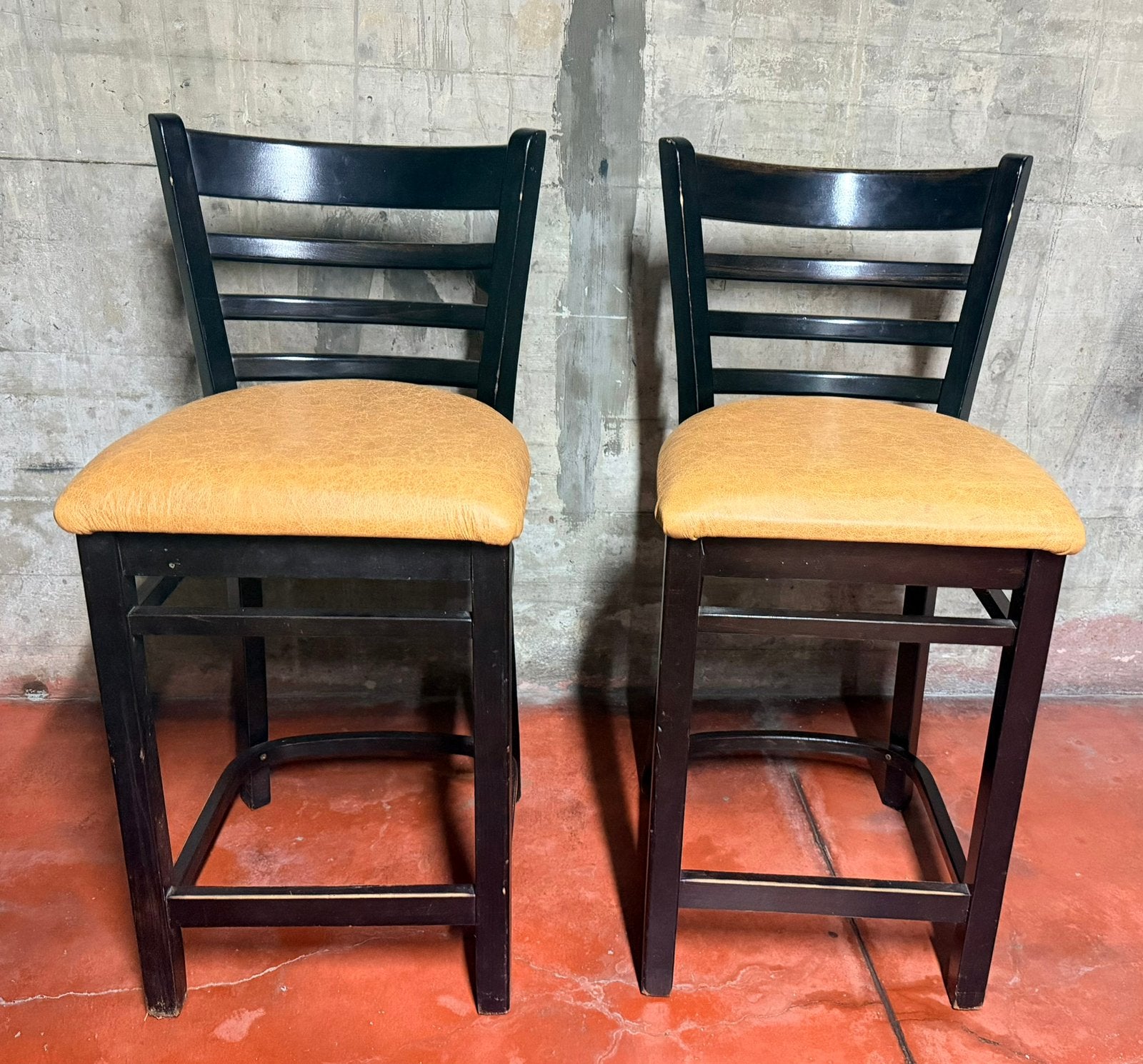 Tabouret de bar en bois , assises en cuir, Enlèvement, Comme neuf, Bois