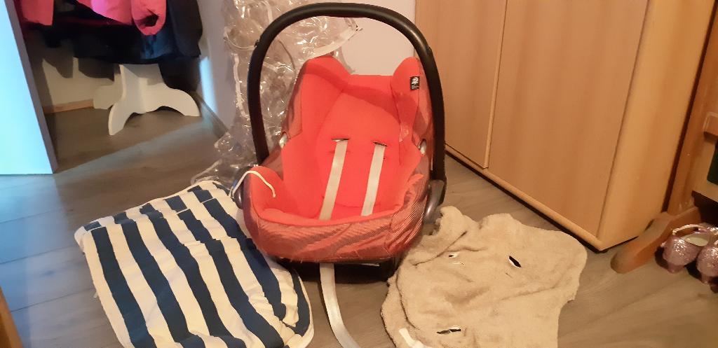 maxi cosi rood met regenhoes en voetenzak, Kinderen en Baby's, Ophalen, 0 t/m 13 kg, Maxi-Cosi, Gebruikt