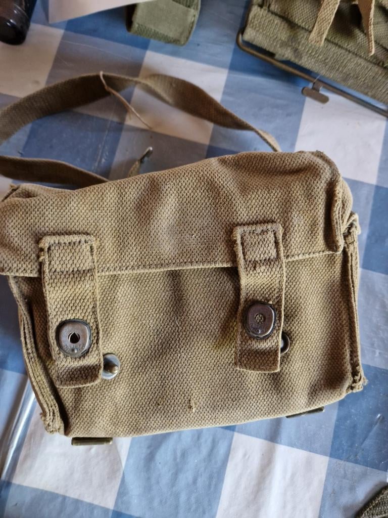 Ww2 Brits opberg tasje met riem, Verzamelen, Militaria | Tweede Wereldoorlog, Ophalen