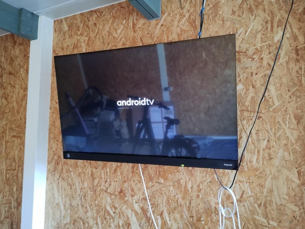 Polaroid smart TV 43" met wandmontage, TV, Hi-fi & Vidéo, Télévisions, Autres marques, LED, Enlèvement, Utilisé