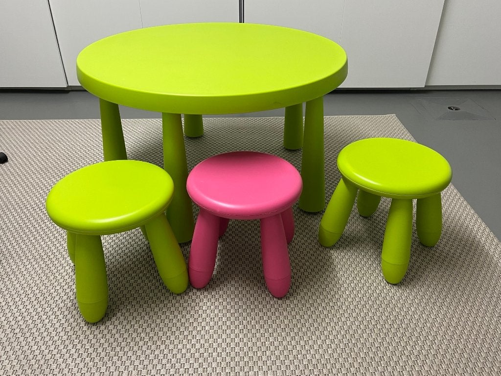 Table Ikea MAMMUT +  3 tabourets / Excellent état, Enlèvement, Comme neuf, Table(s) et Chaise(s)
