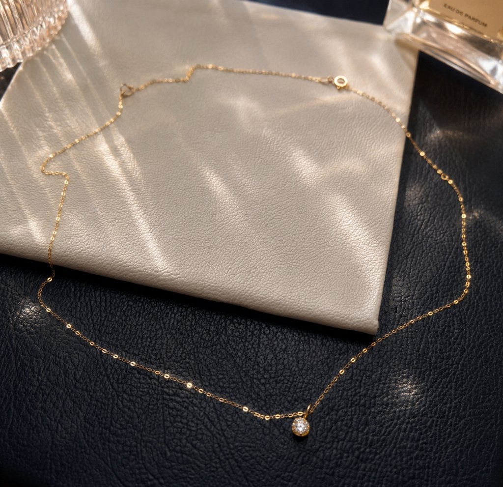 18K geel goud solitaire diamant ketting minimalist, Geel, Ophalen of Verzenden, Zo goed als nieuw, Verstelbaar
