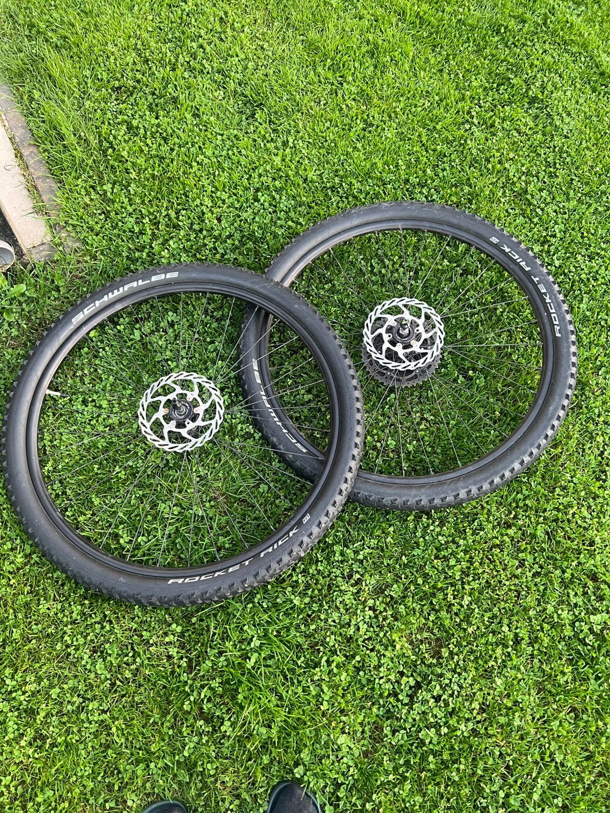 Paire de roues VTT à 10 vitesses de 27,5 pouces avec pneus, Vélos & Vélomoteurs, Pneu, Enlèvement ou Envoi, Comme neuf, Aluminium