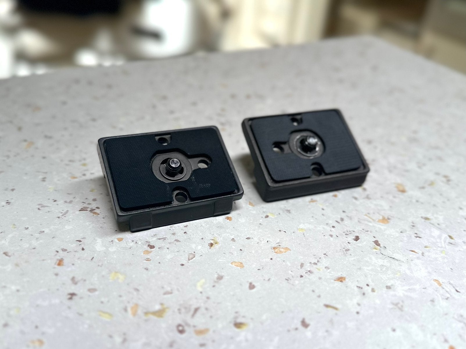 Lot de 2 plaquettes rapides Manfrotto 200PL / RC2, Enlèvement, Utilisé