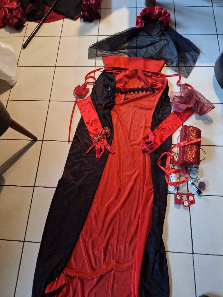 Halloween kledij voor man en vrouw (dracula en bruid), Kleding | Dames, Ophalen, Zo goed als nieuw