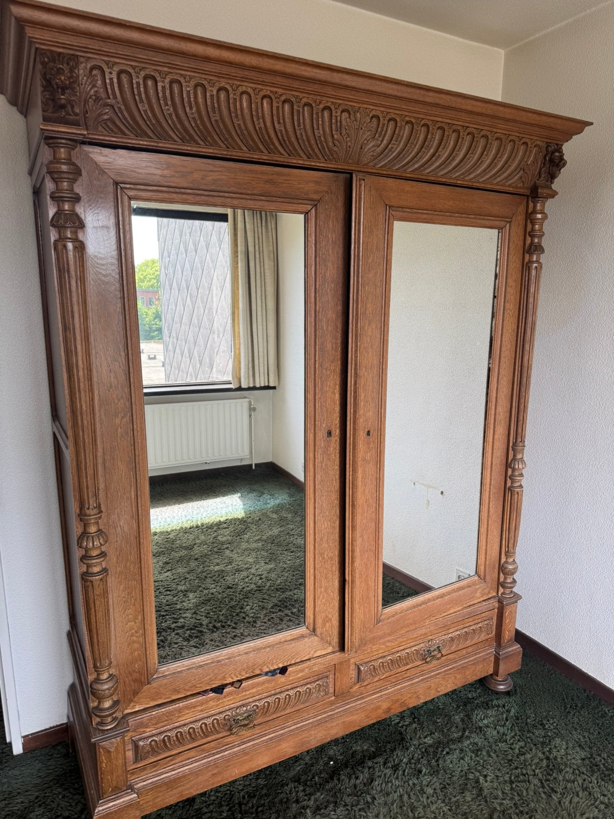 Een antieke oude klerenkast (hang en leg) met spiegels, Ophalen