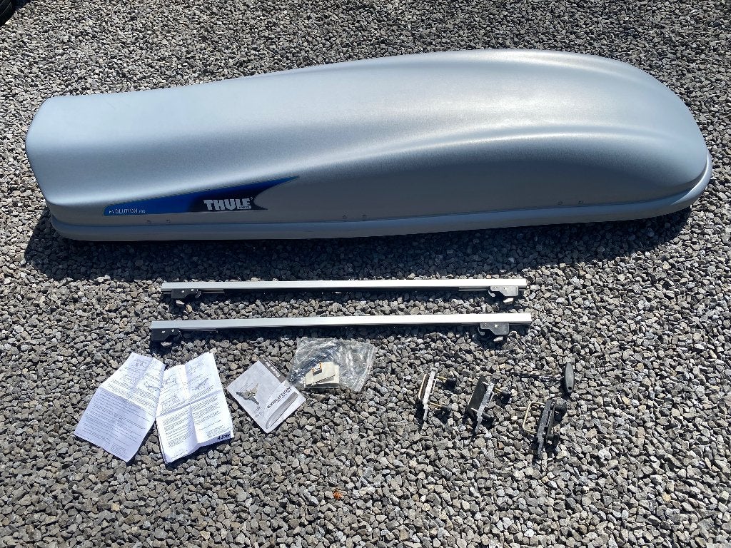Thule Evolution 700 dakkoffer 470 liter met universele baren, Enlèvement, Comme neuf