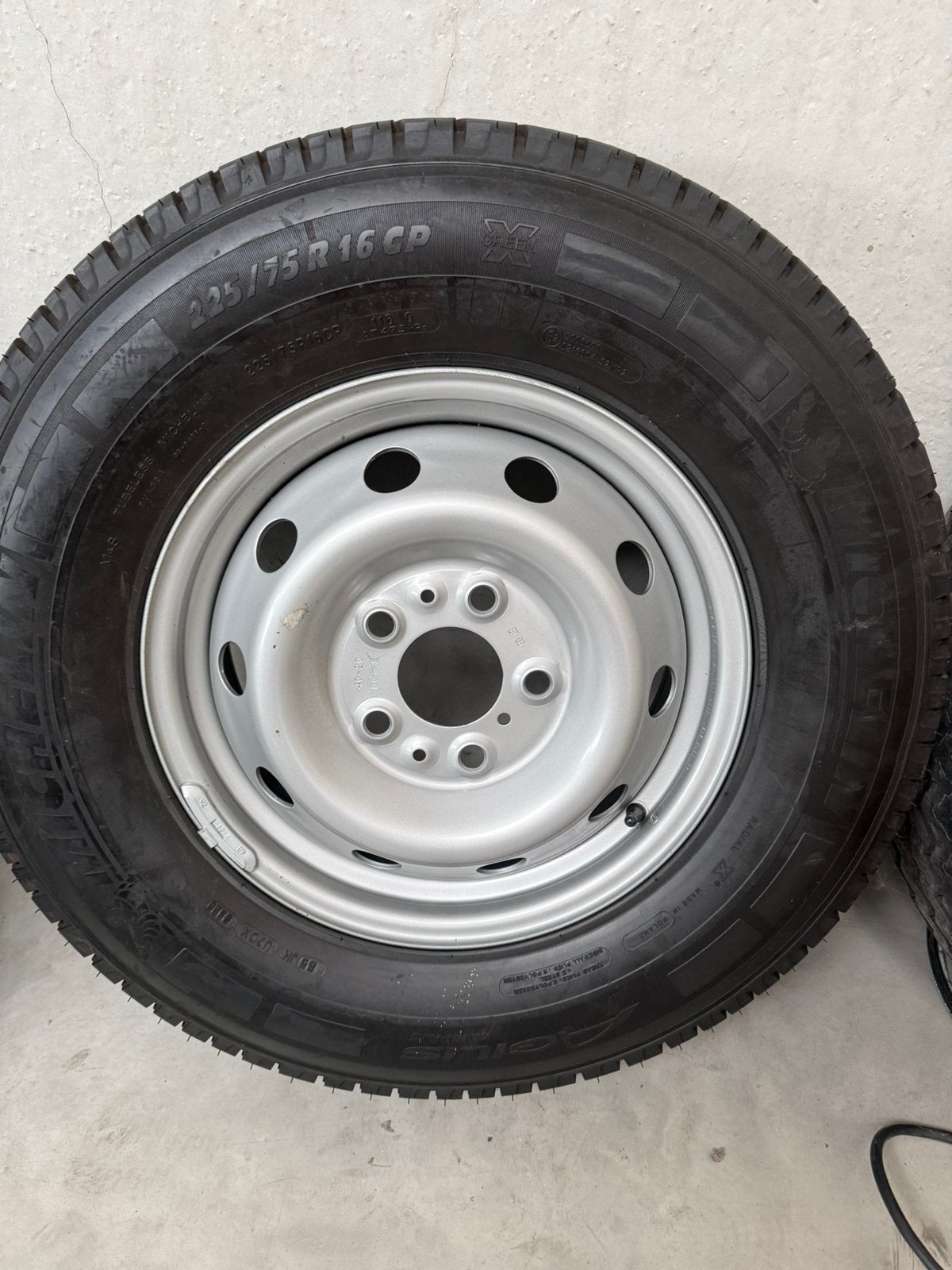 Roue de secours Michelin Agilis 225/75R16CP, Autos : Pièces & Accessoires, Neuf, Pneus et Jantes, 16 pouces, Pneus été