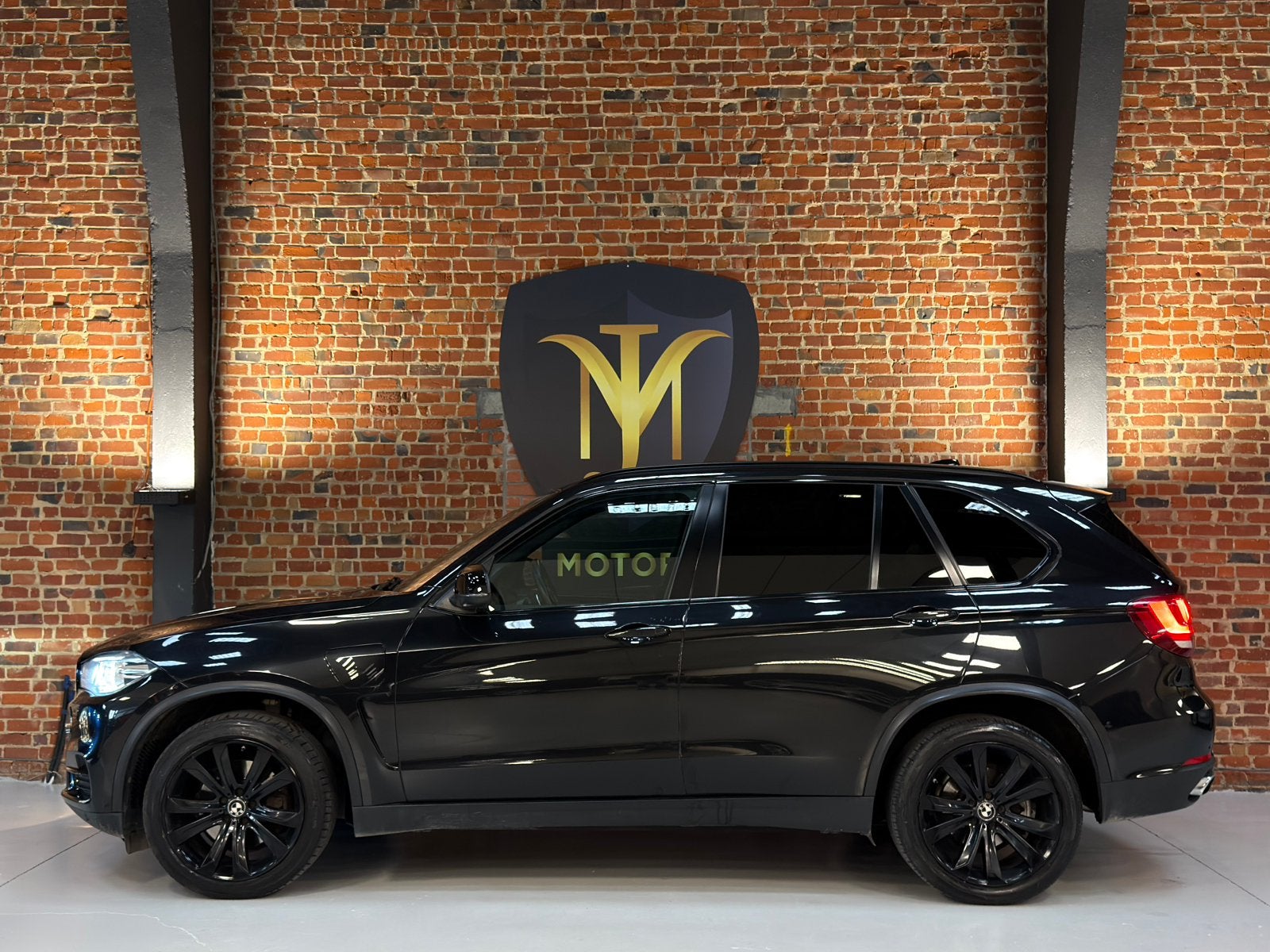 BMW X5 40e - Head Up - LED - Trekaak - Full Black, Auto's, Automaat, Dealer onderhouden, Zwart, Leder