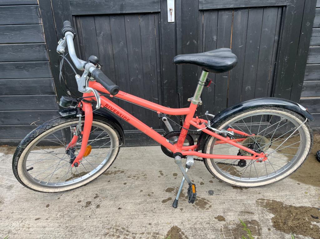 Vélo Btwin hybride 20 pouces pour fille rose saumon, Vélos & Vélomoteurs, Vélos | Filles, Comme neuf, 20 pouces, Vitesses, Frein sur jante