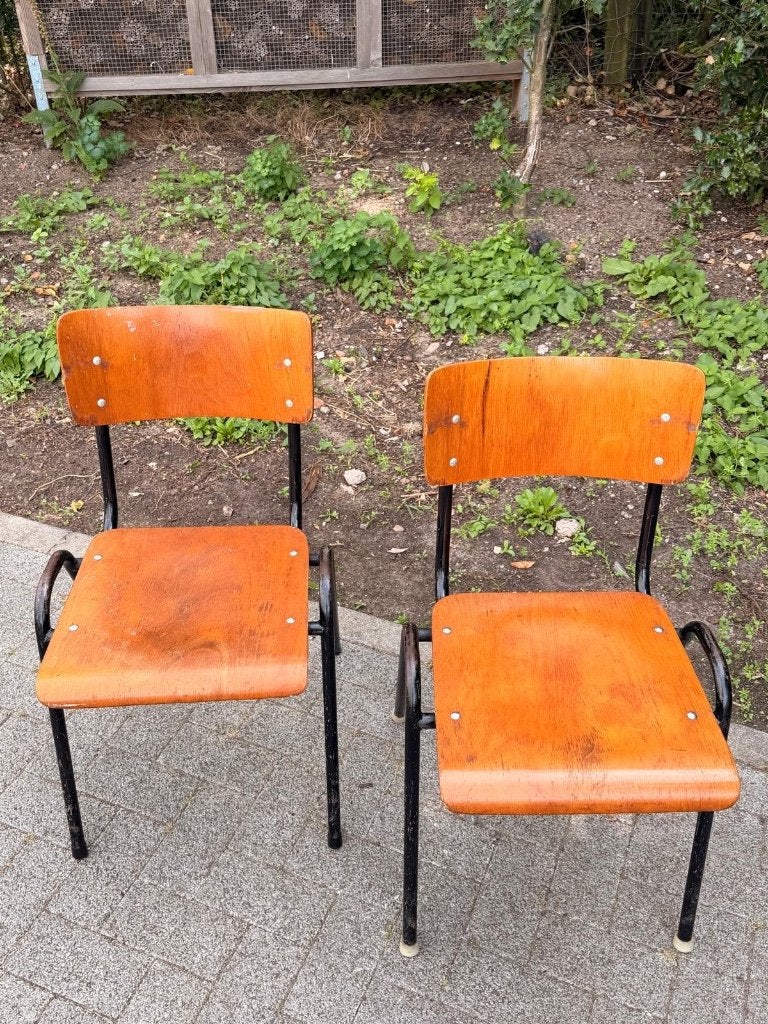 Chaises de cantine empilables noires (32 en stock), Bois, Enlèvement ou Envoi, Brun, Vintage schoolstoelen