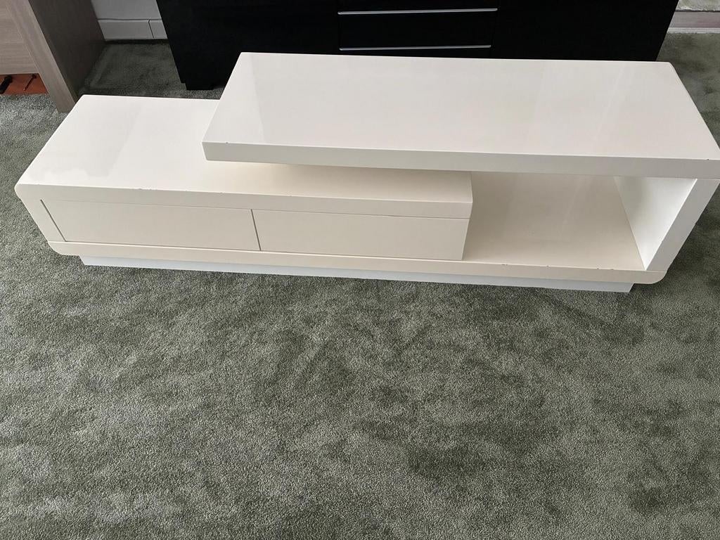 Tafel onder de TV, Enlèvement ou Envoi