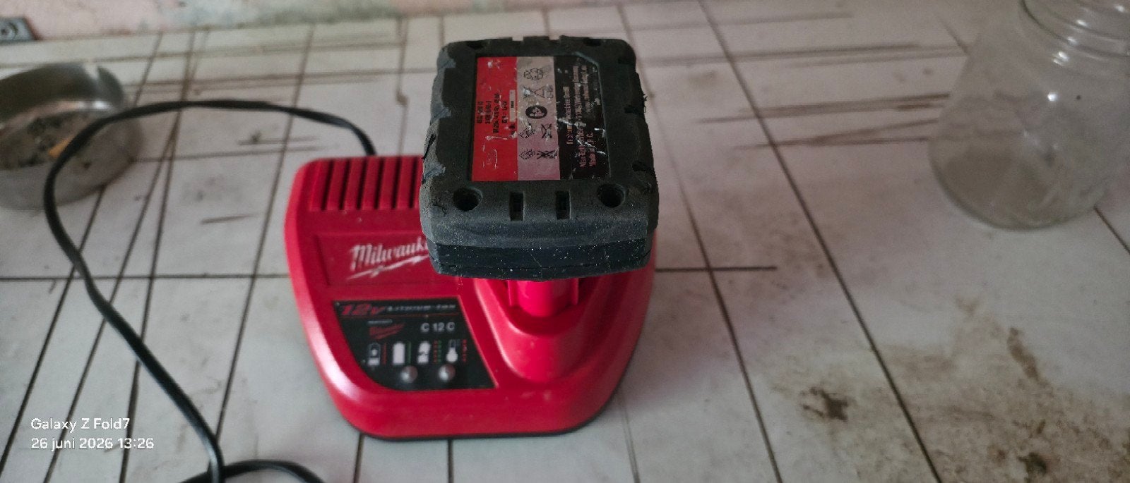 Milwaukee M12 accu + C12C lader, Ophalen, Gebruikt, Oplaadbaar