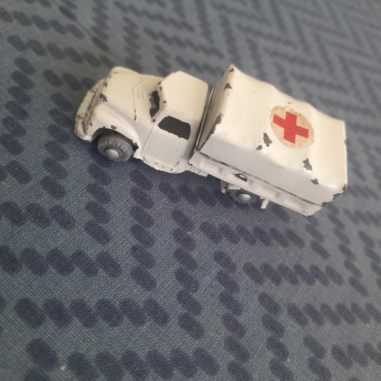 WAARSCHIJNLIJK SCANDINAVISCH MODELLETJE * VINTAGE*AMBULANCE*, Ophalen