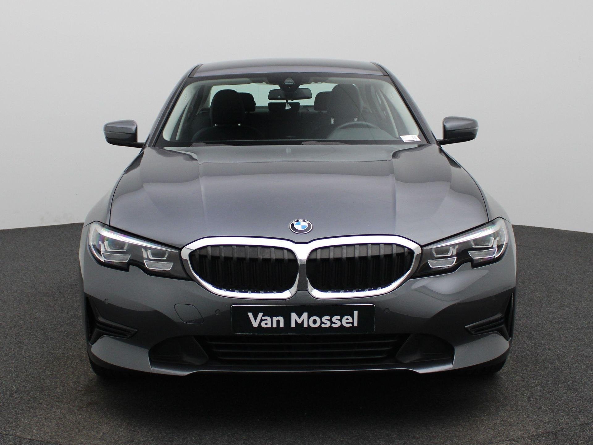 BMW 3 Serie Berline 318i (115 kW), 144 g/km, Argent ou Gris, 4 portes, Boîte manuelle