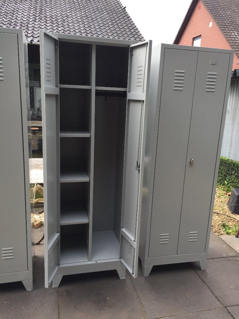 Metalen kasten / lockerkasten met schappen . Als nieuw !, Ophalen, Zo goed als nieuw