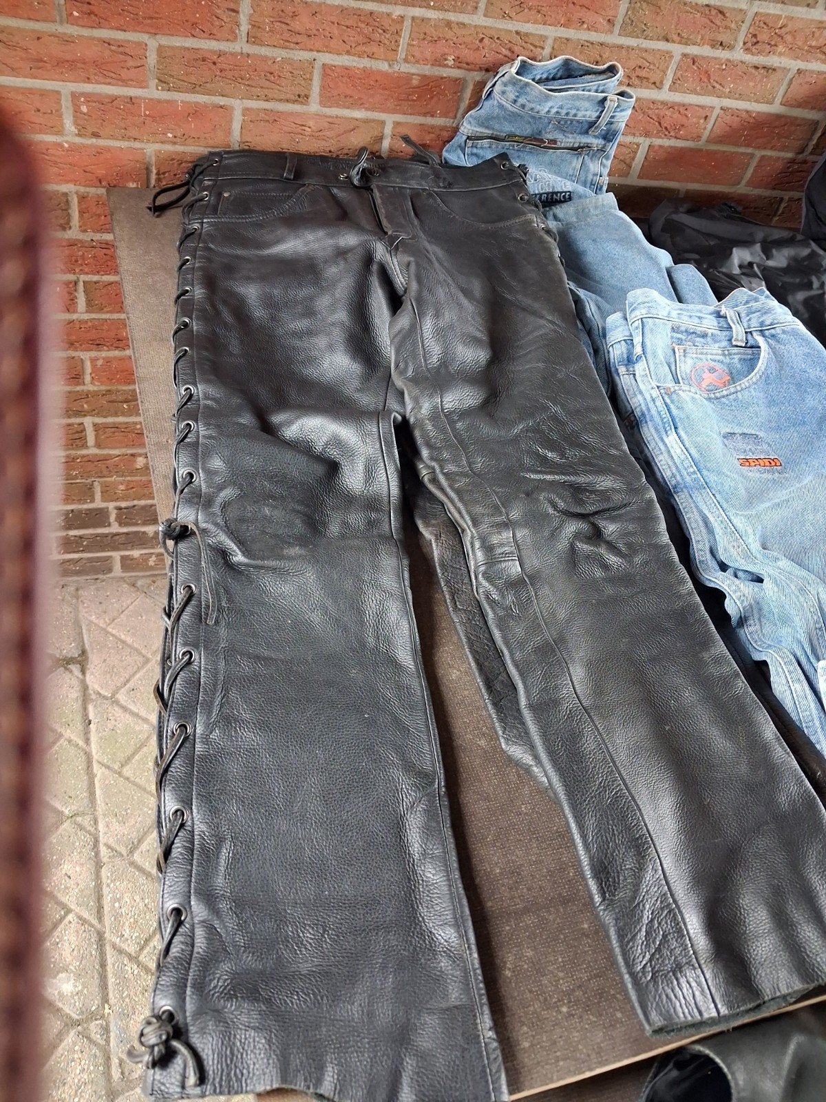 Lederen motobroek, Motoren, Ophalen