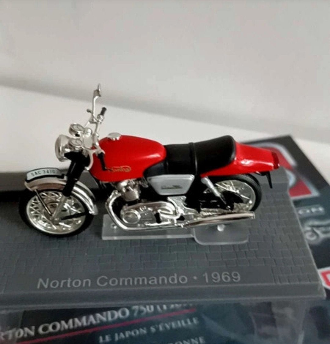 Norton Commando 1969 1:24 in vitrinedoosje, met magazine, Ophalen of Verzenden