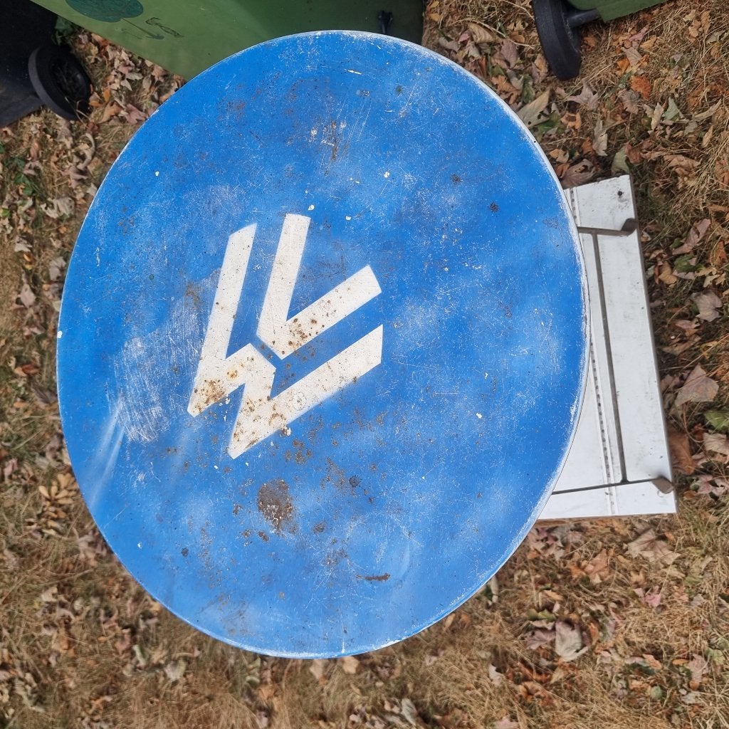 Inklapbare metalen tafeltje met symbol Volkswagen, Verzamelen, Merken en Reclamevoorwerpen, Ophalen of Verzenden, Gebruikt, Gebruiksvoorwerp