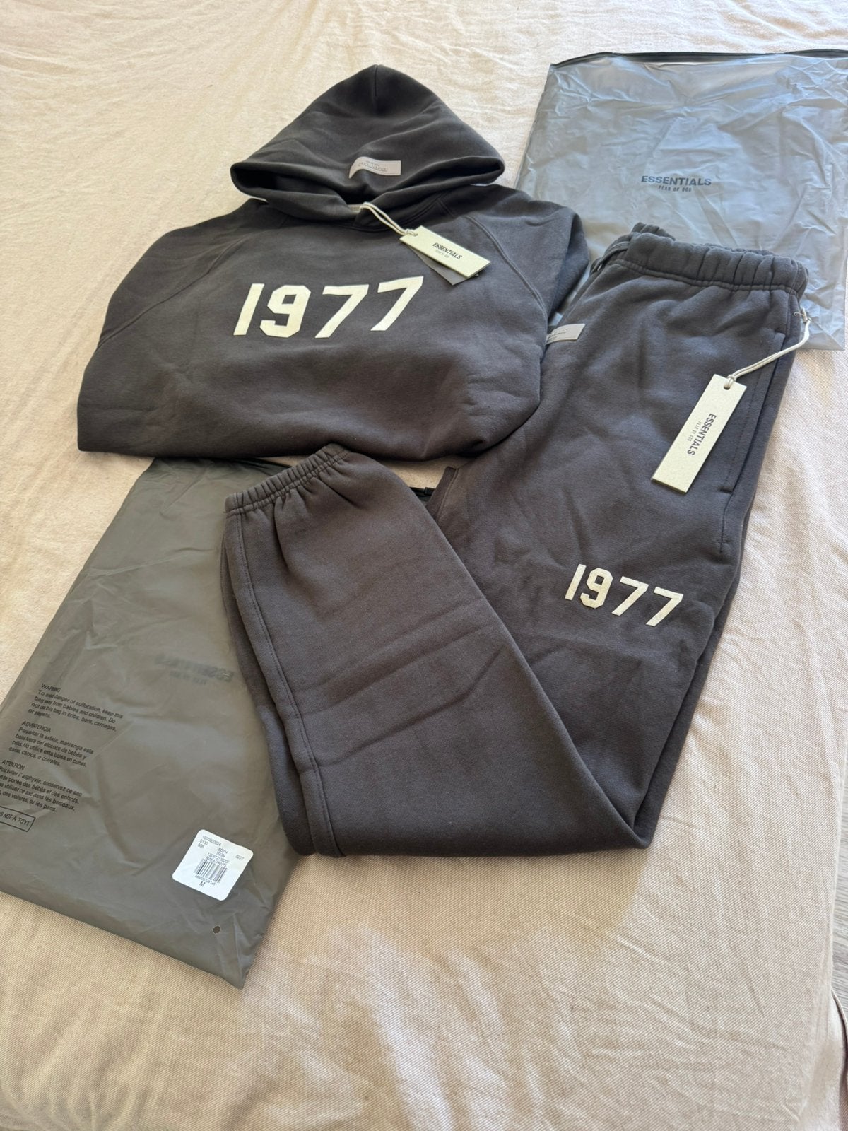 Essentials 1977 iron black Nieuw!! Maat M, Kleding | Heren, Ophalen of Verzenden, Nieuw, Maat 48/50 (M)