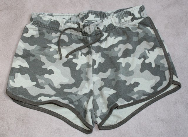 Camo short van Here & There - maat 158, Kinderen en Baby's, Kinderkleding | Maat 158, Broek, Meisje, Ophalen of Verzenden, Zo goed als nieuw