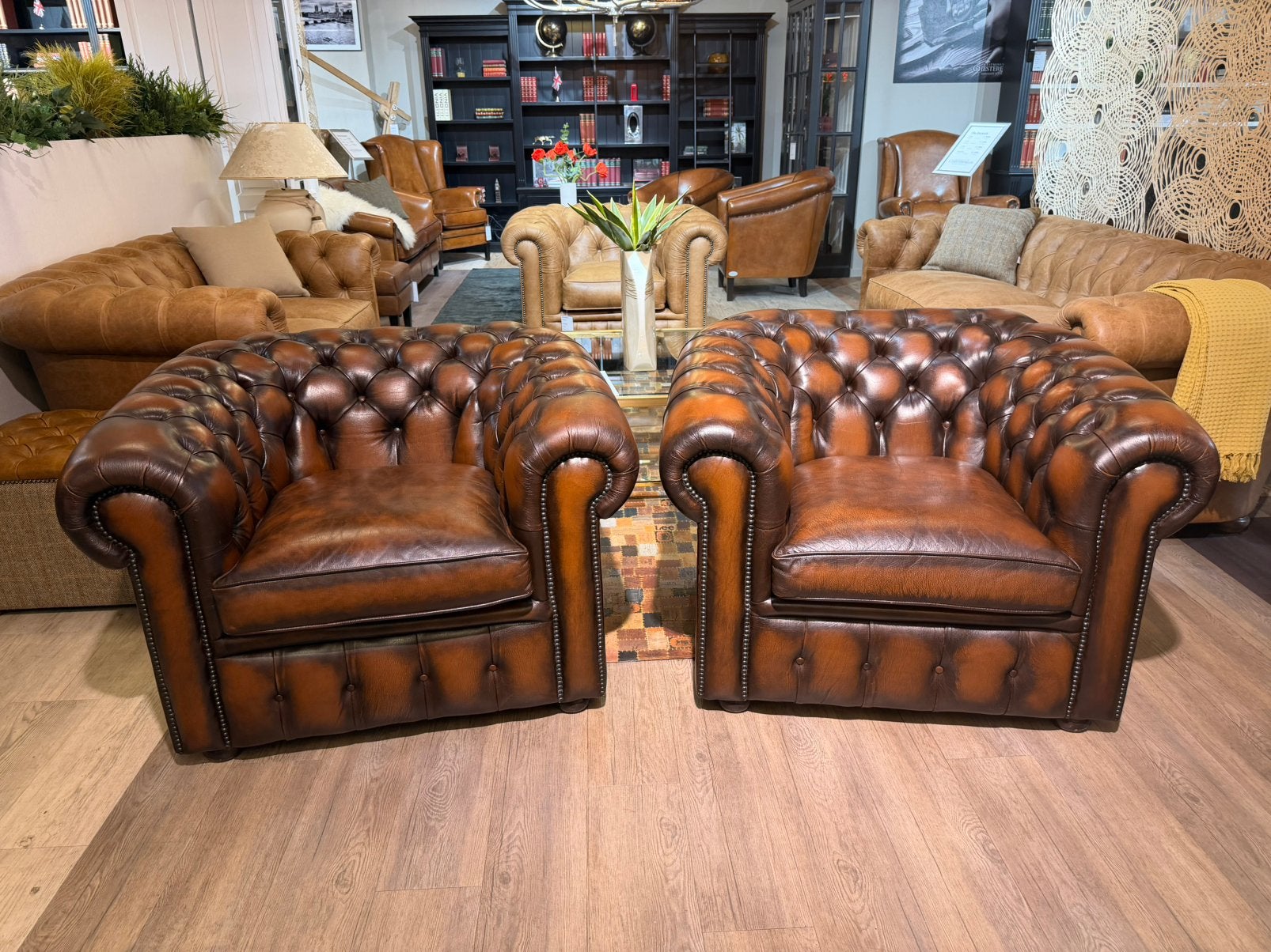 2 x originele Chesterfield clubfauteuils antiek bruin zetel, Antiek en Kunst, Ophalen of Verzenden